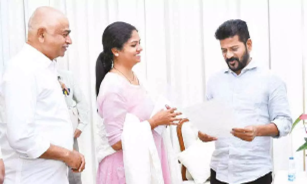 Narayanpet MLA Dr Parnika Reddy meeting CM Revanth Reddy along with constituency in charge Shiva Kumar