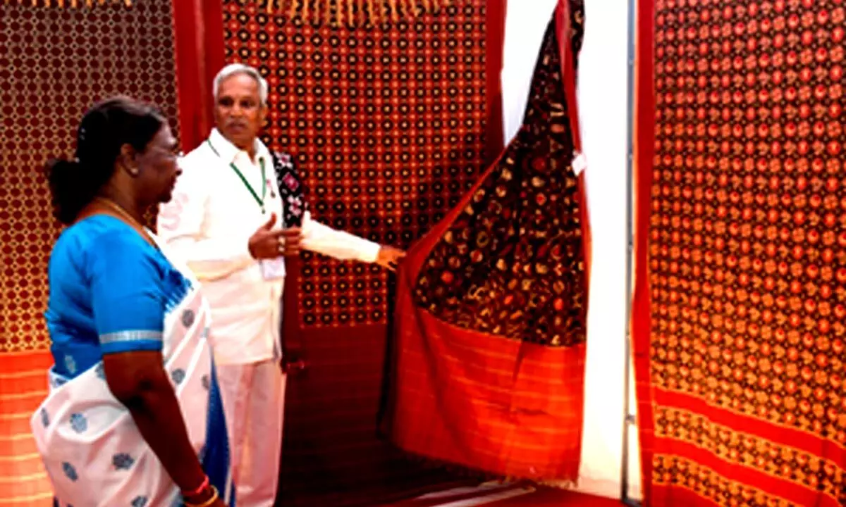 President visits Pochampally, interacts with weavers
