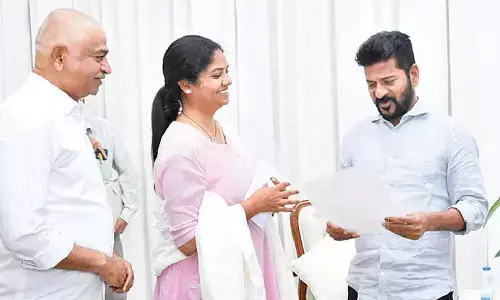 Narayanpet MLA Dr Parnika Reddy meeting CM Revanth Reddy along with constituency in charge Shiva Kumar
