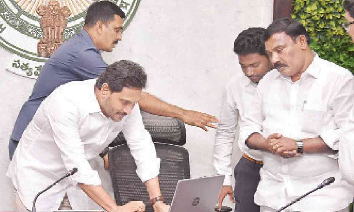 Vijayawada: CM YS Jagan Mohan Reddy releases Rs 42.6 cr to 390 students