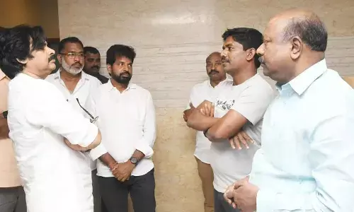 JSP corporator P Murthy Yadav briefing the issue to the notice of JSP chief Pawan Kalyan in Visakhapatnam