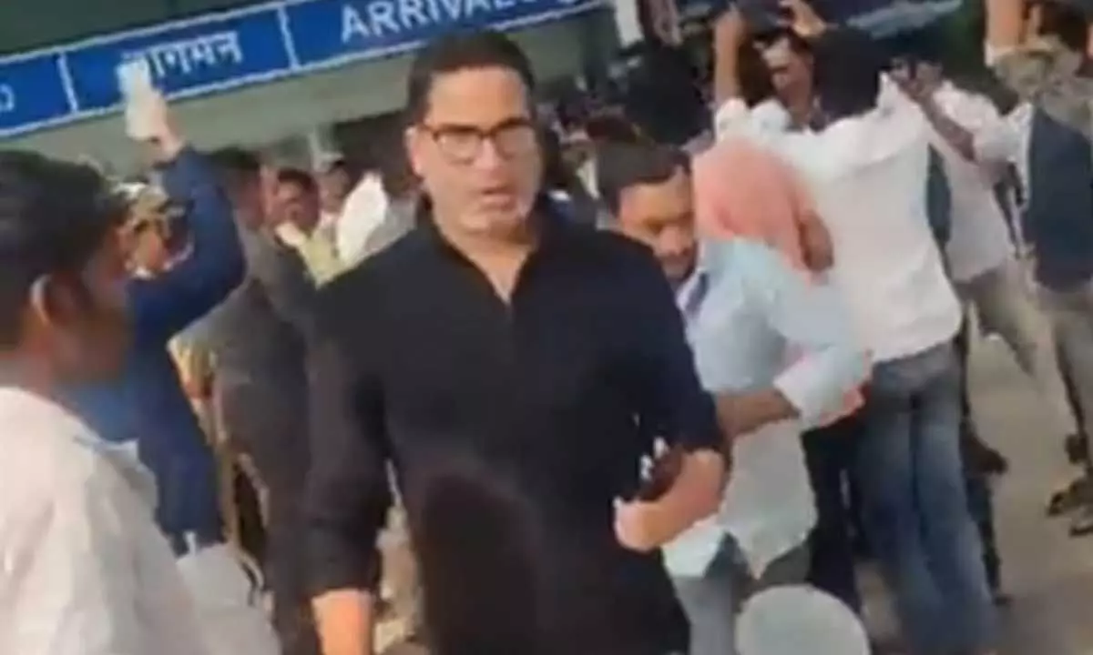 Prashant Kishore and Lokesh spotted at Gannavaram Airport, likely to meet Chandrababu