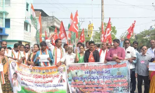 Rajamahendravaram: INDIA demands inquiry into smoke bomb issue