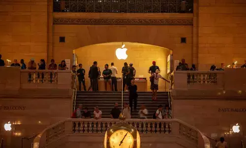 Apple Explores Multi-Million Dollar Deals with News Publishers for AI Training