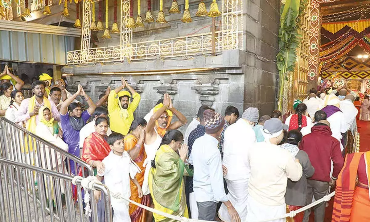 Devotees seen moving smoothly in the que line for darshan on Saturday