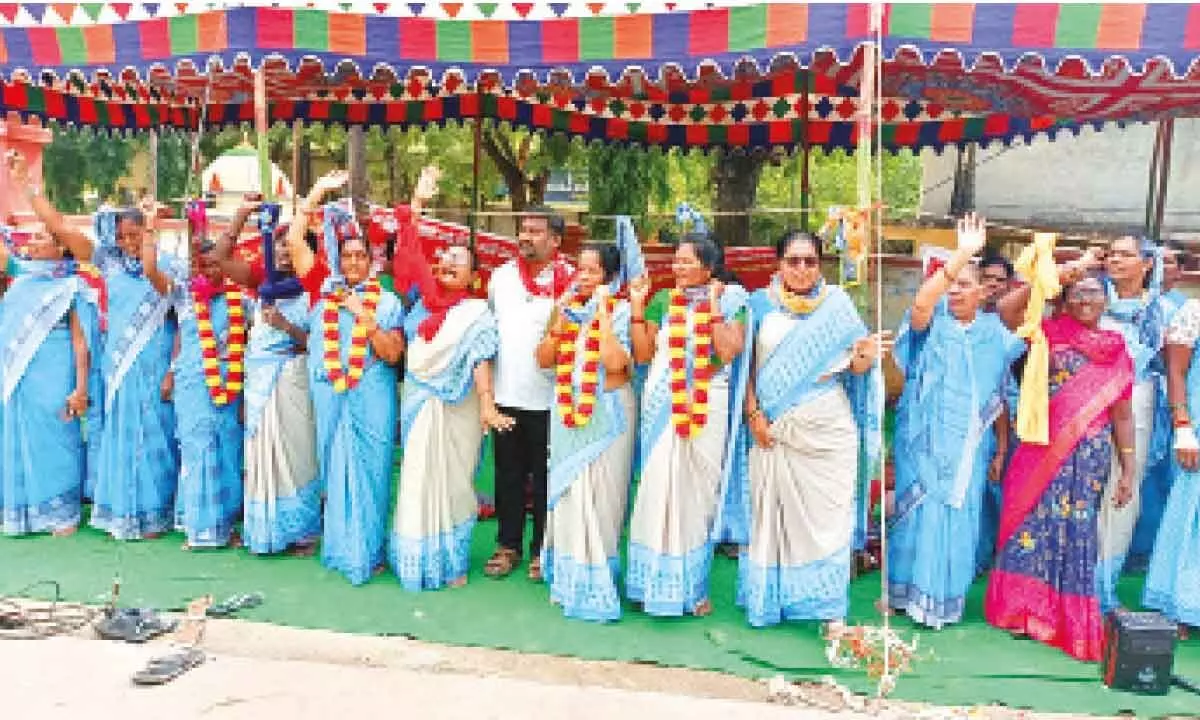 Tirupati: Anganwadi workers stage dharna