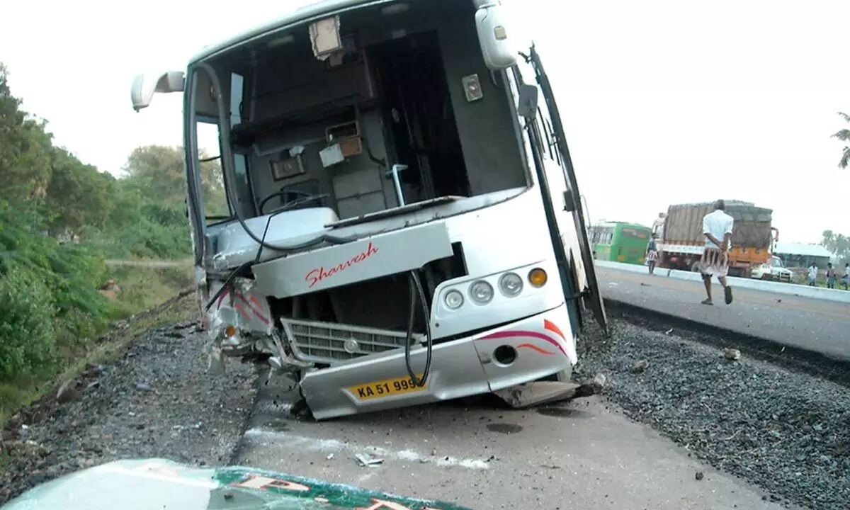 3 killed in bus-truck collision in UPs Bahraich