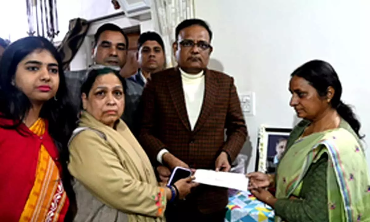 Kejriwal govt extends Rs 1 cr ex-gratia to late Covid warriors family