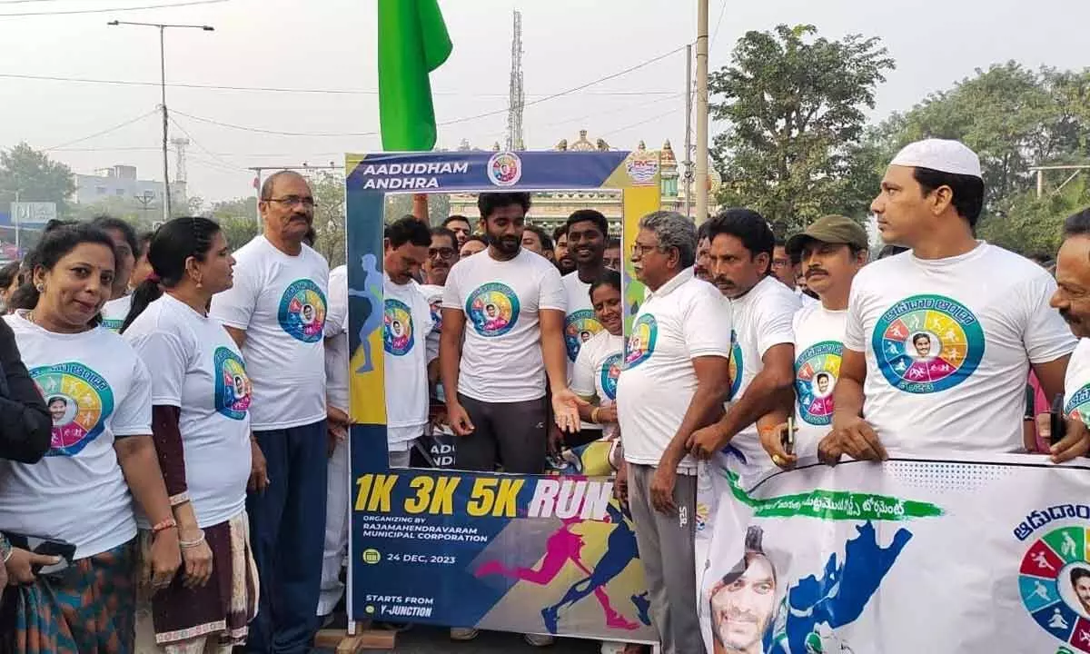 MP Margani Bharat Ram flagging off 5K Run in Rajamahendravaram on Monday