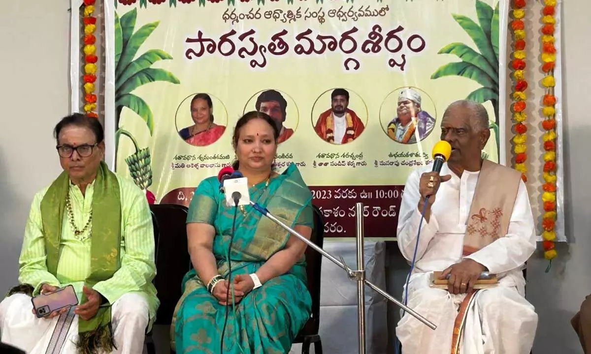 Akella Balabhanu performing Ashtavadhana in Rajamahendravaram on Monday