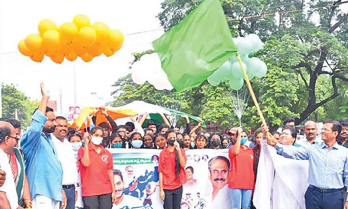 Prakasam collector AS Dinesh Kumar, Mayor Gangada Sujatha flagging off Aadudam Andhra rally in Ongole on Tuesday