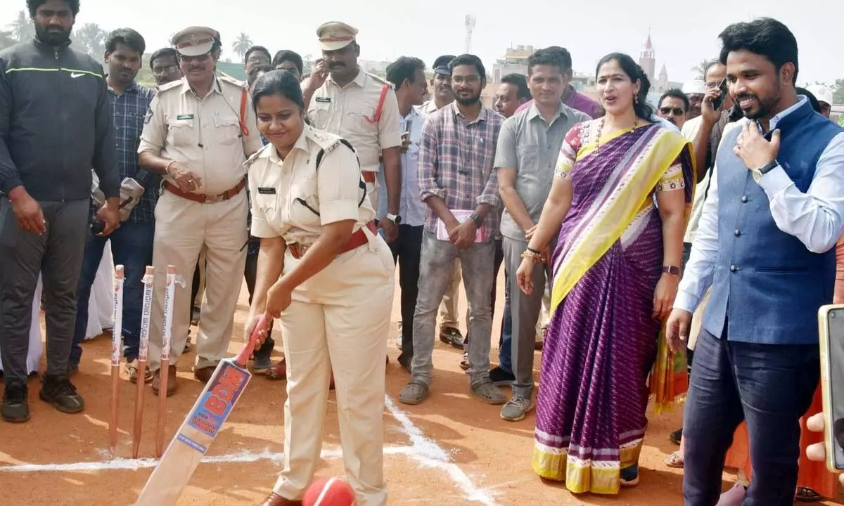 SP Mary Prasanti batting while Mayor Shaik Noorjahan Pedababu and Collector Prasanna Venkatesh looks on during inaugural of Aadudam Andhra in Eluru on Tuesday