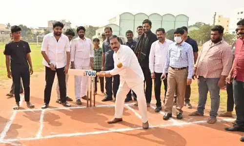 Agriculture Minister Kakani Govardhan Reddy exhibiting his skills in batting at the inaugural function of ‘Aadudam Andhra,’ mega sports event, at AC Subba Reddy Stadium in Nellore on Tuesday