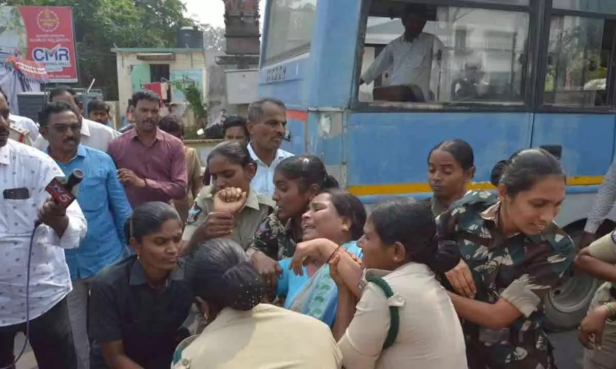Vijayawada: Government uses force to end Anganwadi agitation