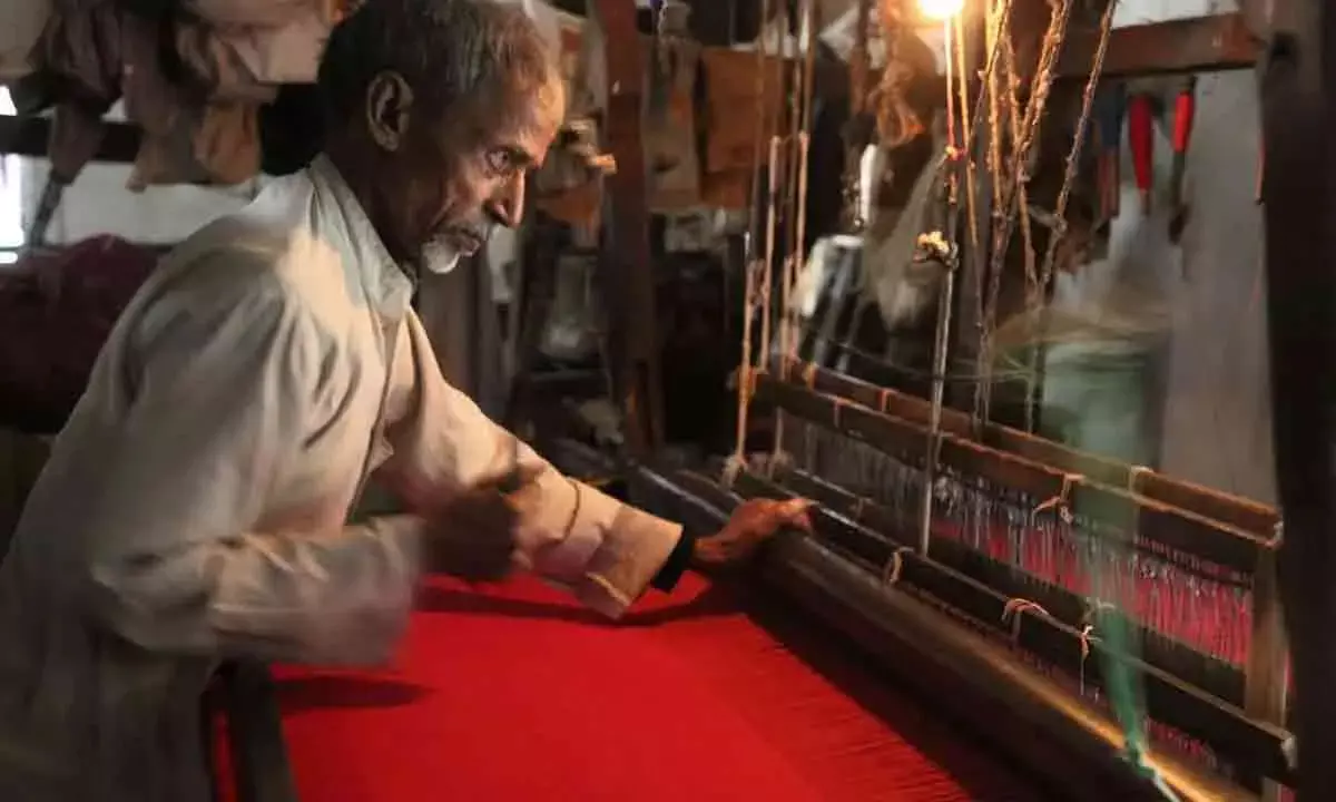 Weavers rue lack of support from political parties in Yemmiganur