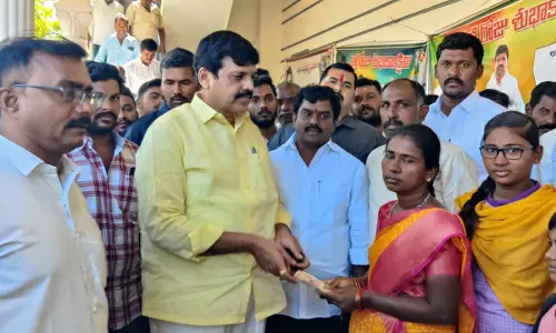 Former Dharmavaram MLA extends support to Anganwadi workers