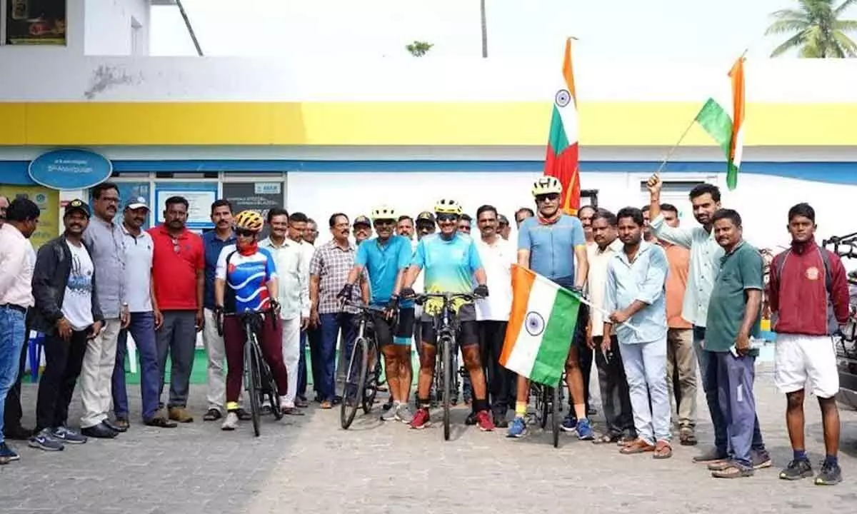 Participants at the cycle expedition