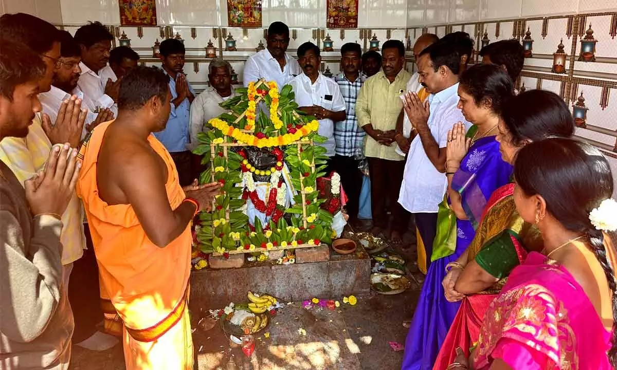 Sri Lakshmi Venkateswara Garuda Dwajasthamba Pooja program held in Kallur