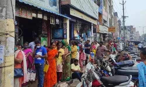 Visakhapatnam: Queues swell at gas agencies