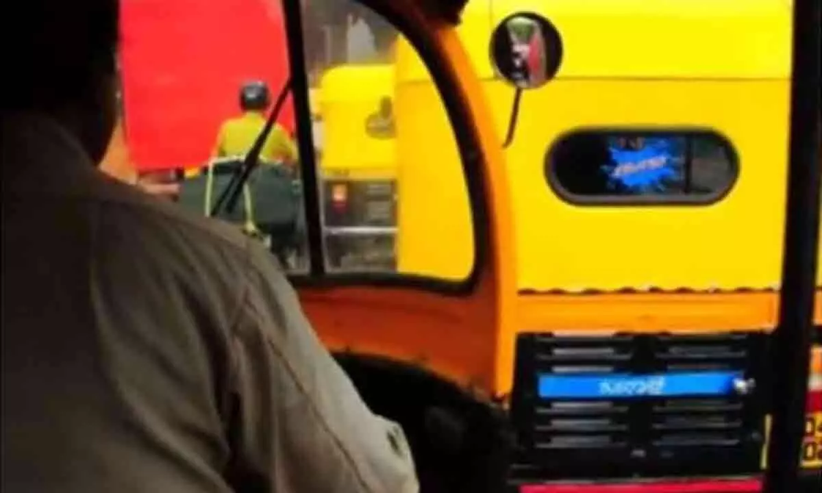 Auto driver shows his honesty in Vijayawada, returns missing bag to the owner