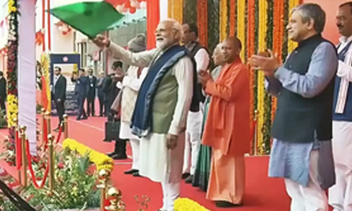 PM Modi flags off Jalna-Mumbai Vande Bharat Express amid cheers & claps