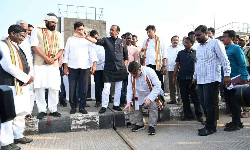 Telangana ministers Uttam Kumar Reddy, Sridhar Babu, Komatireddy Venkat Reddy, Ponnam Prabhakar, Ponguleti Srinivas Reddy, besides MLC Jeevan Reddy, MLA Vivek Venkataswamy and ENC Muralidhar inspecting the Medigadda Barrage on Friday. Photo: Srinivas Setty