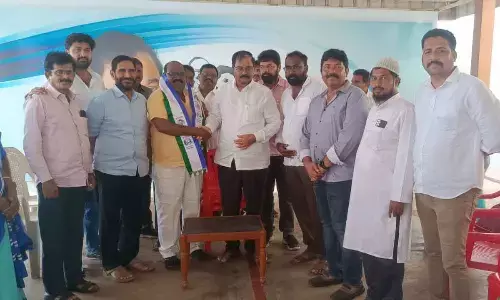 Nellore BJP leader joins  YSRCP in presence of Adala Prabhakar Reddy