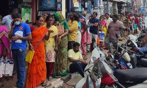 Visakhapatnam: Queues swell at gas agencies