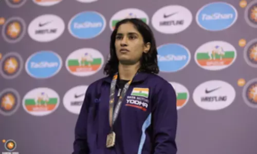 Vinesh Phogat returns her Khel Ratna, Arjuna Awards, places them on a footpath near PMO