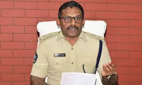 SP KKN Anburajan addressing a press conference in Anantapur on Saturday