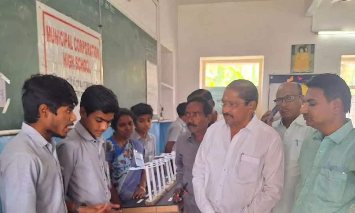 Students explaining ‘Blind sensor glasses’ project, which is selected from the state-level for the South India Science Fair-2024. The Lalacheruvu, Rajamahendravaram MCH School students prepared this project (file photo)