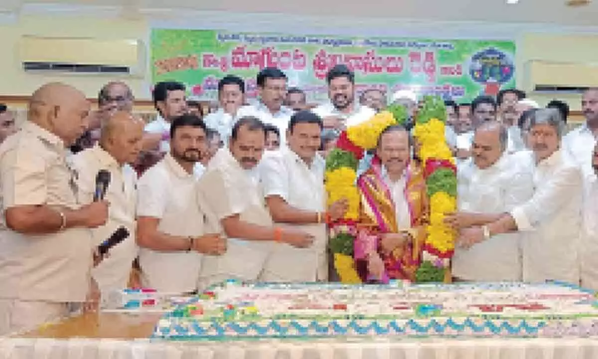 MP Magunta Srinivasulu Reddy being felicitated by his supporters, fans and followers as part of New Year celebrations in Ongole on Monday