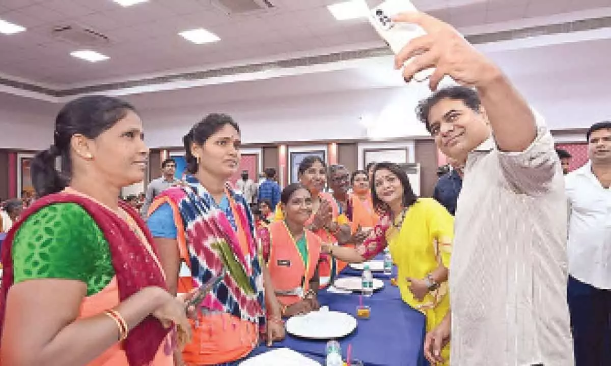 KTR ushers in New Year with selfies and lunch with sanitation workers