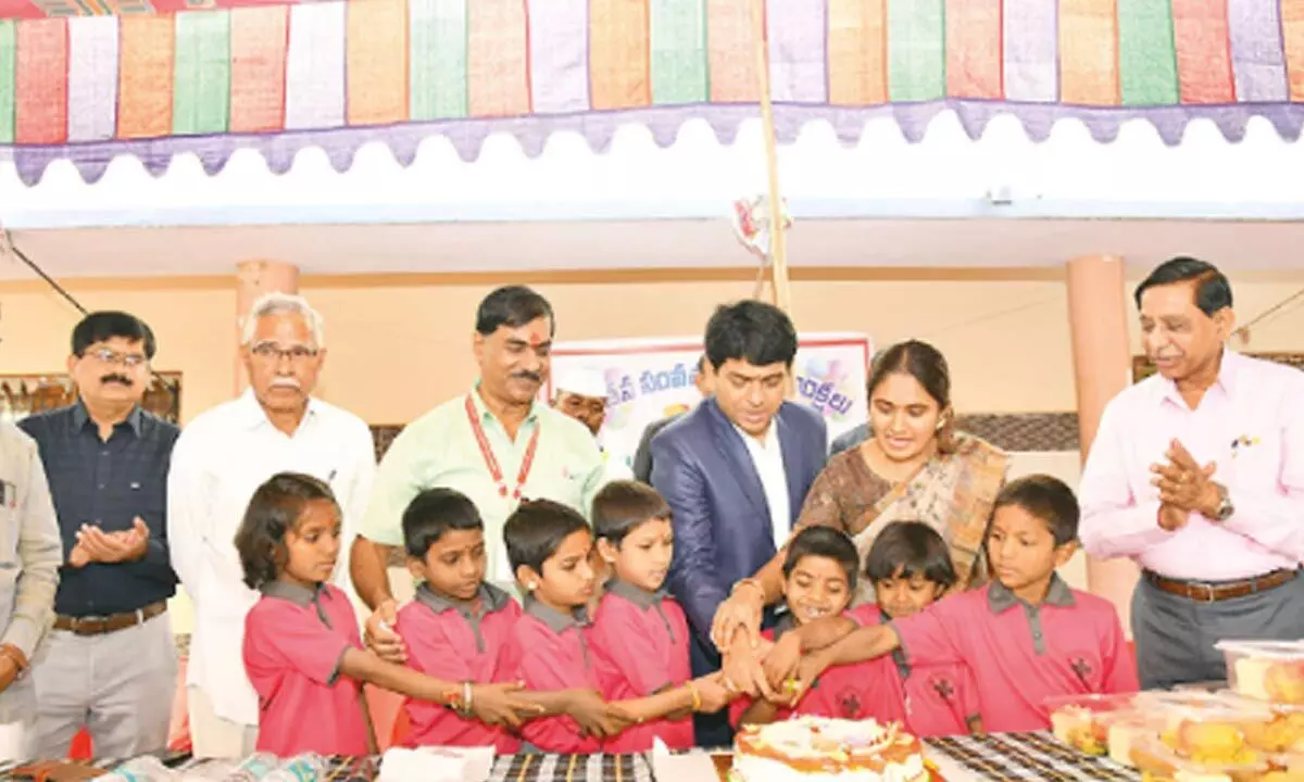 Mahabubnagar: Collector celebrates NY at orphanages