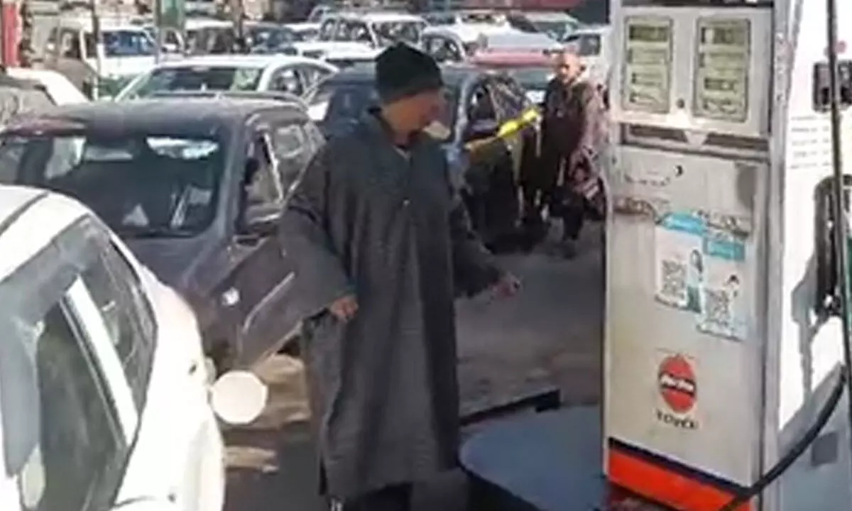 Vehicle owners mob petrol stations in J&K resulting in chaos & dry filling stations