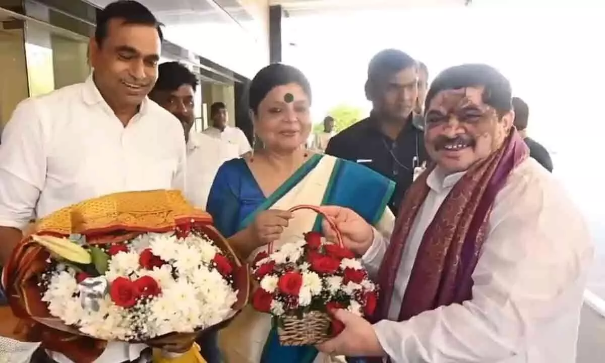 Ponnam Prabhakar congratulates Deepa Dasmunshi