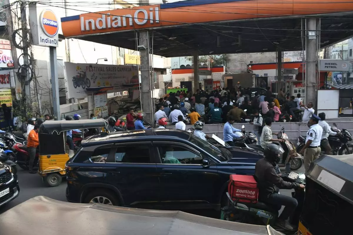 Long queues at Petrol Pumps- No Stock boards Talks going on, Supply may resume after 6 pm