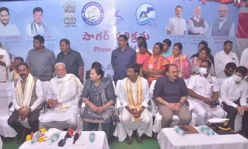 Union Minister of Fisheries, Animal Husbandry and Dairying Parshottam Rupala addressing fishermen at a meeting at Juvvala Dinne fishing Harbour on Monday