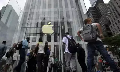 Global premium phone market sees record sales in 2023, Apple leads