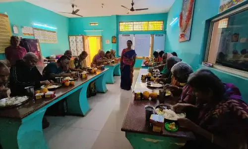 Reddy Appalanaidu distributes fruit at old age homes in memory of her late mother