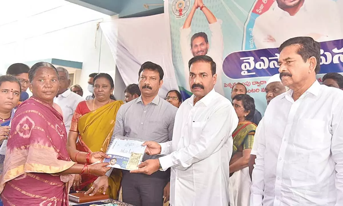 Agriculture Minister Kakani Govardhan Reddy distributing the newly hiked pension to the beneficiaries in Podalakuru mandal in  Nellore district on Tuesday