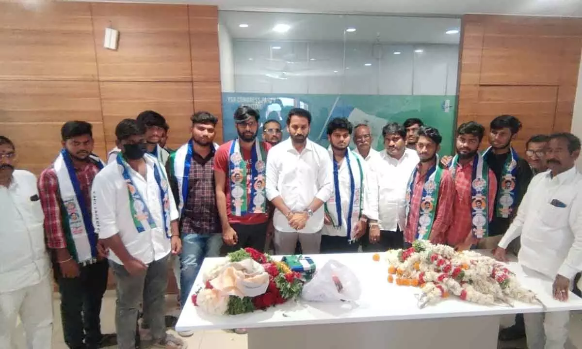 250 ST TDP leaders join YSRCP in Nandyal
