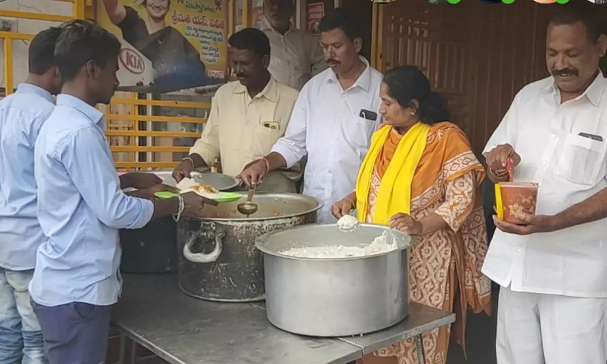 TDP state security Savithamma arranges meals for the poor in Penukonda