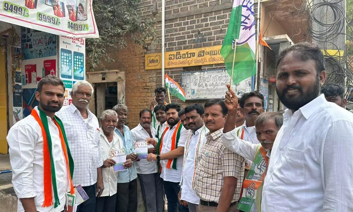 Nandyal district Congress President Lakshmi Narasimha Yadav conducts a door-to-door campaign in Bethancherla