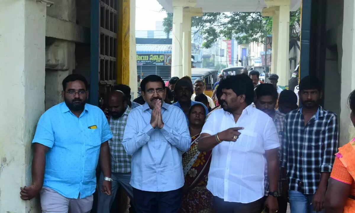 Former Minister Narayana offers prayers at Nawabpet Shiva Temple in Nellore