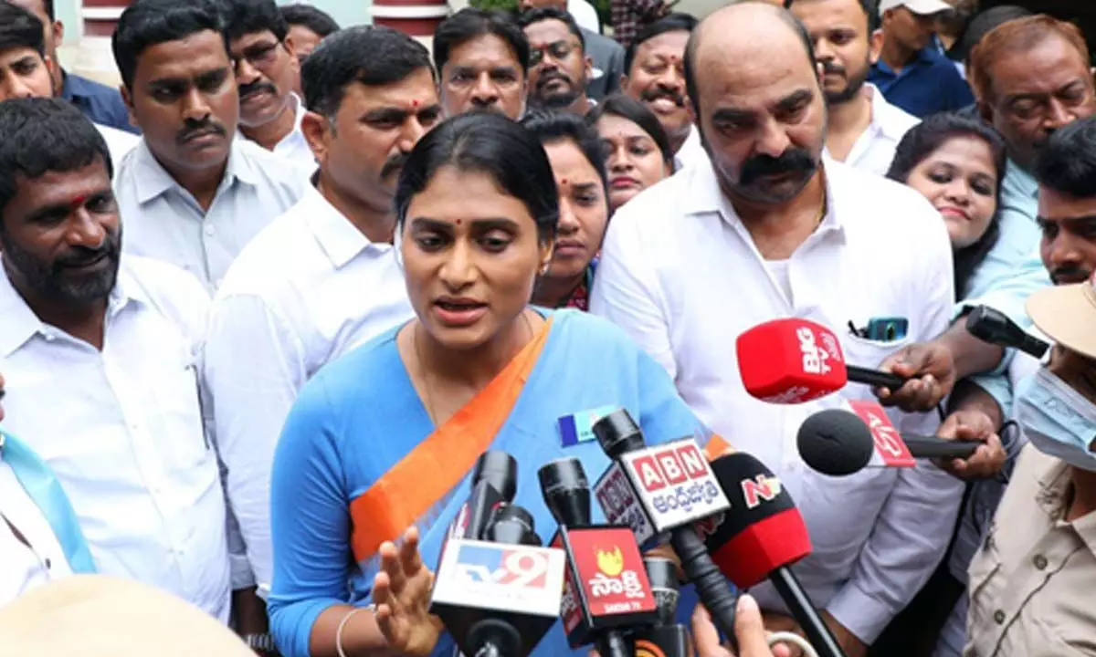 YS Sharmila meets brother Jagan Reddy a day before joining Congress