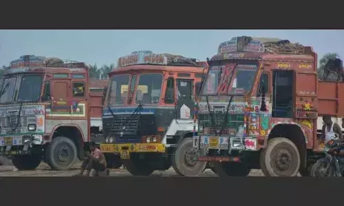 TGPWU, IFAT support trucker’s protest, demands govt to withdraw new penal law against hit-and-run