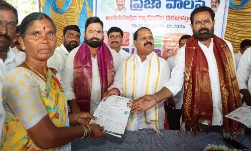 MLA joins ‘Praja Palana’ in Kothur Mandal