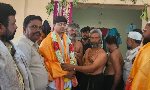 Satyasai district TDP president Parthasarathy arranges food for Ayyappa devotees