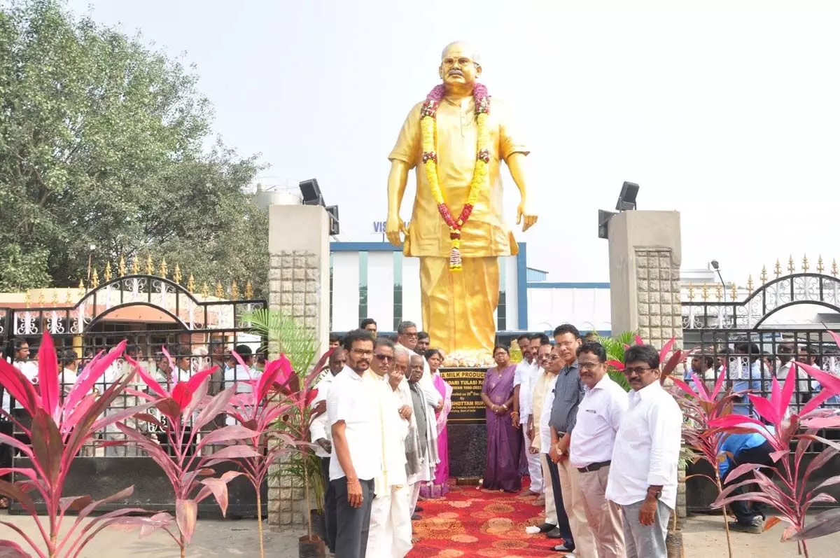 Visakha Dairy employees pay tribute ti Adari Tulsi Rao